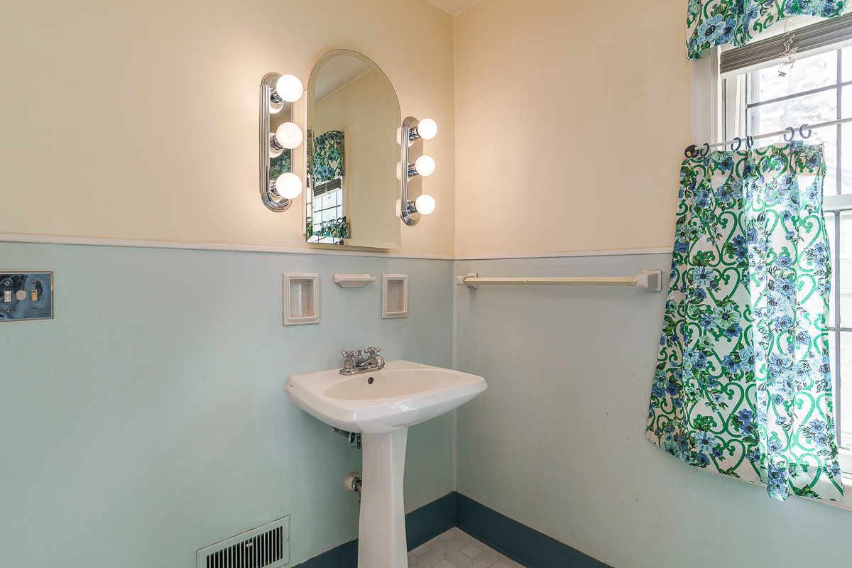 123 w South St-25