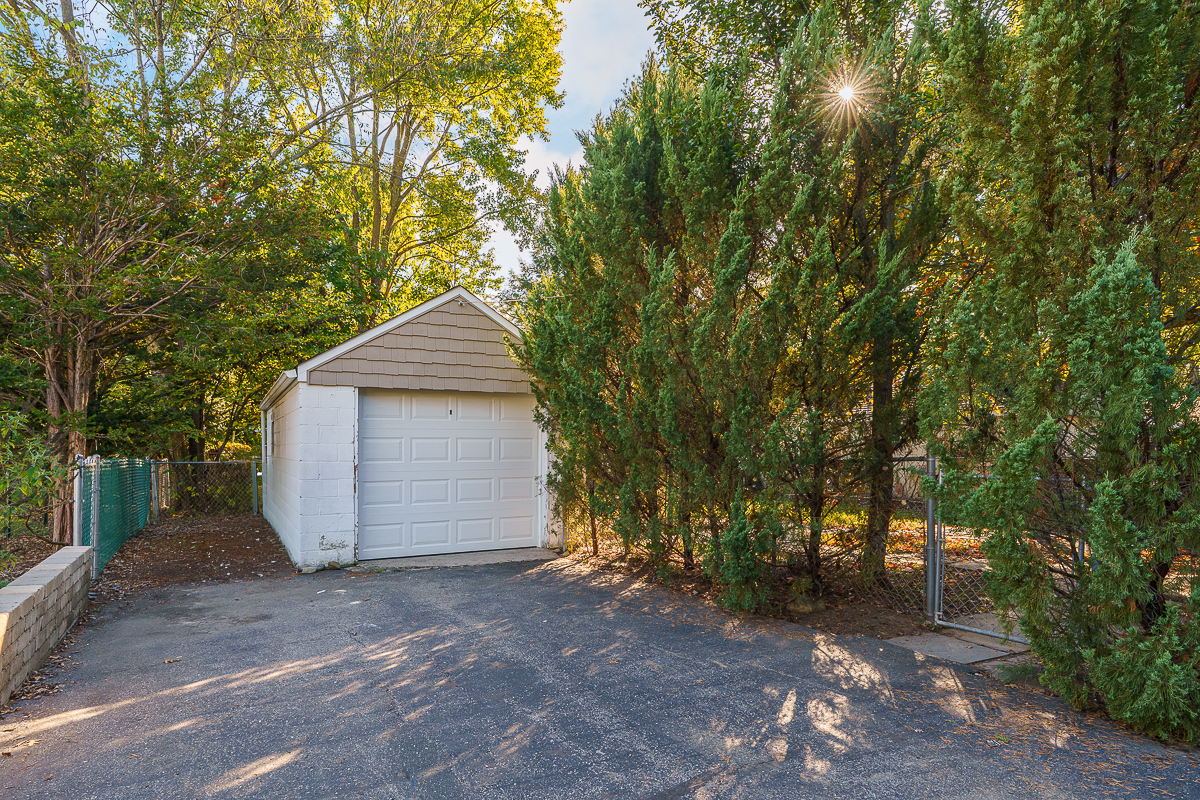 221 Deland Ave-4