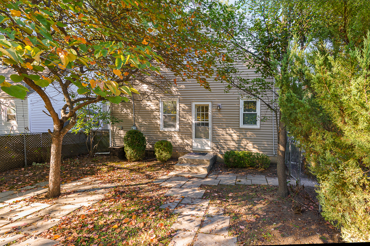 221 Deland Ave-8