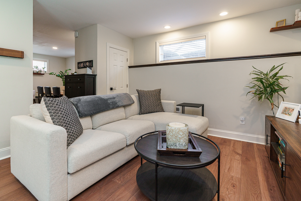 285 Lear St-10