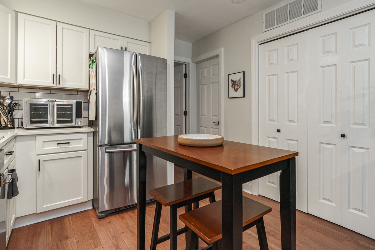 285 Lear St-19