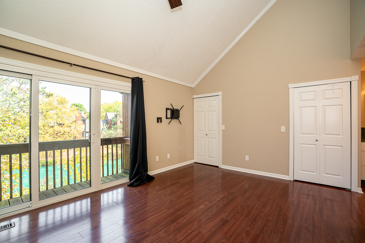 4760 Crazy Horse Lane-33