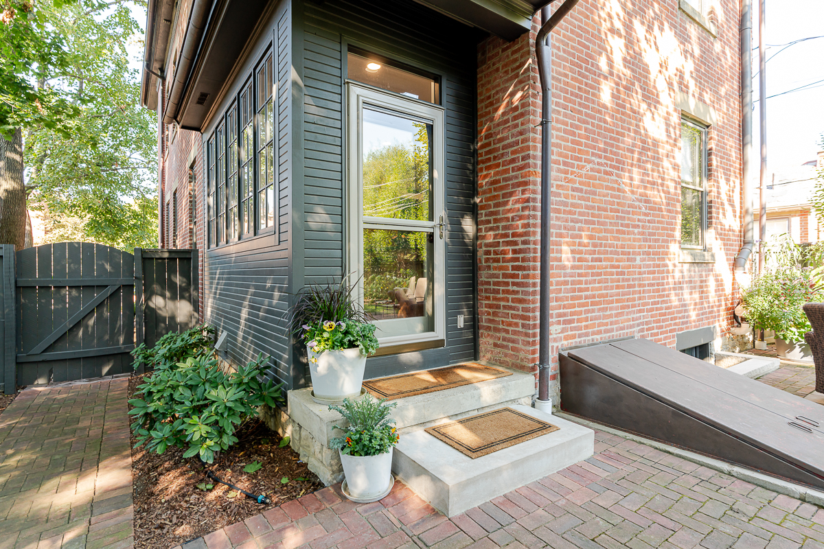 544 s 6th St-16