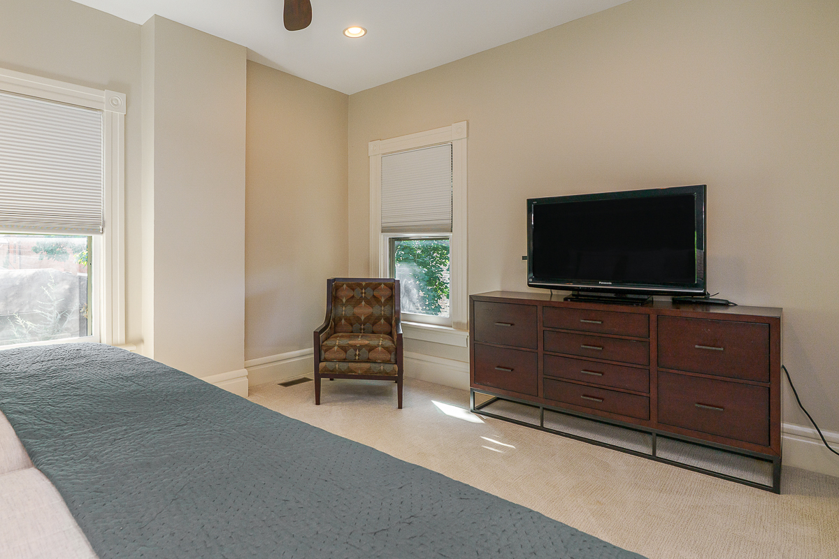 544 s 6th St-47