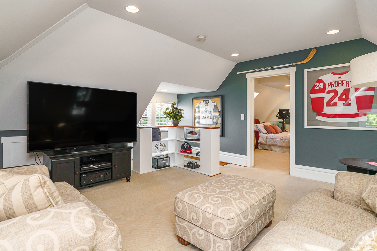 544 s 6th St-57