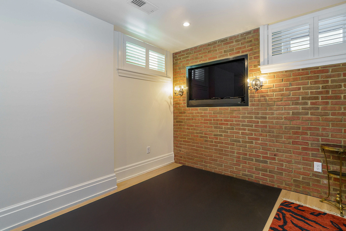649 Mohawk St-71