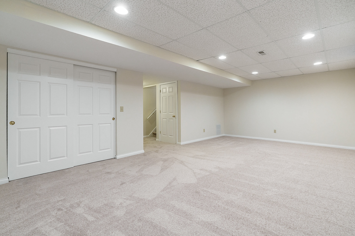 6644 Eastland Ct-15