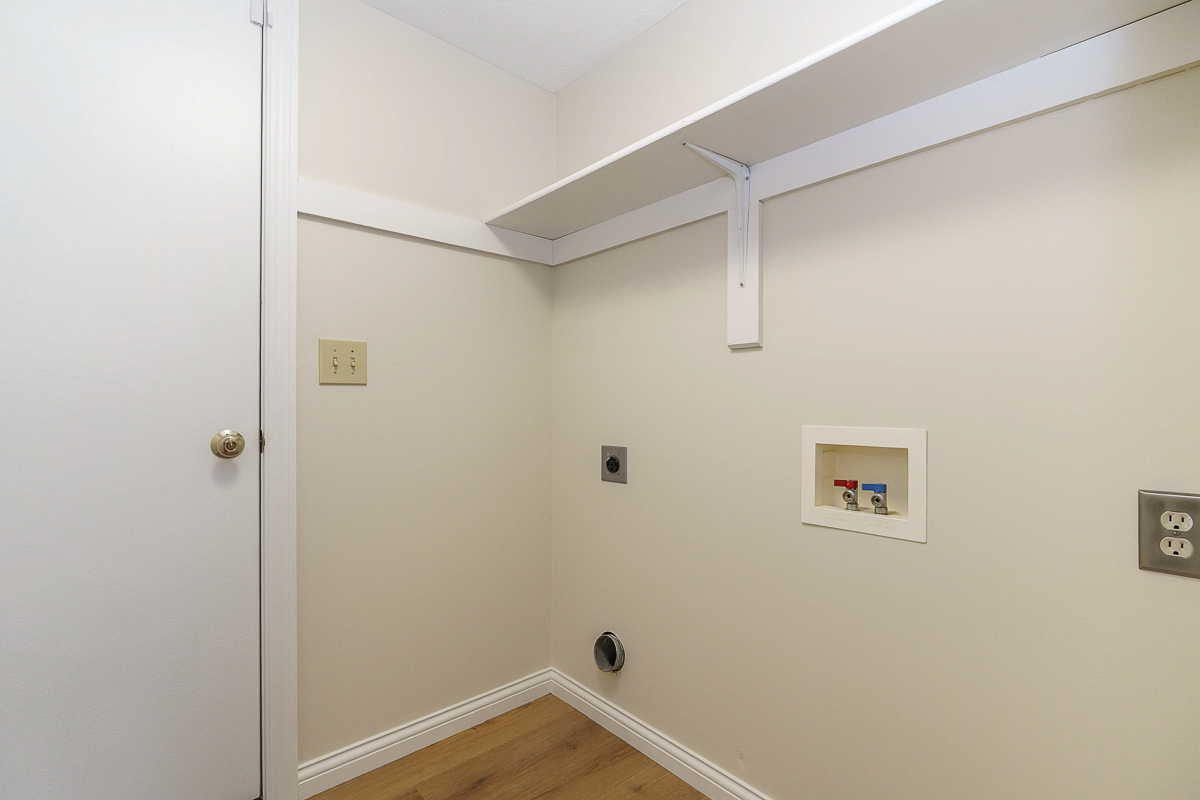 6644 Eastland Ct-26
