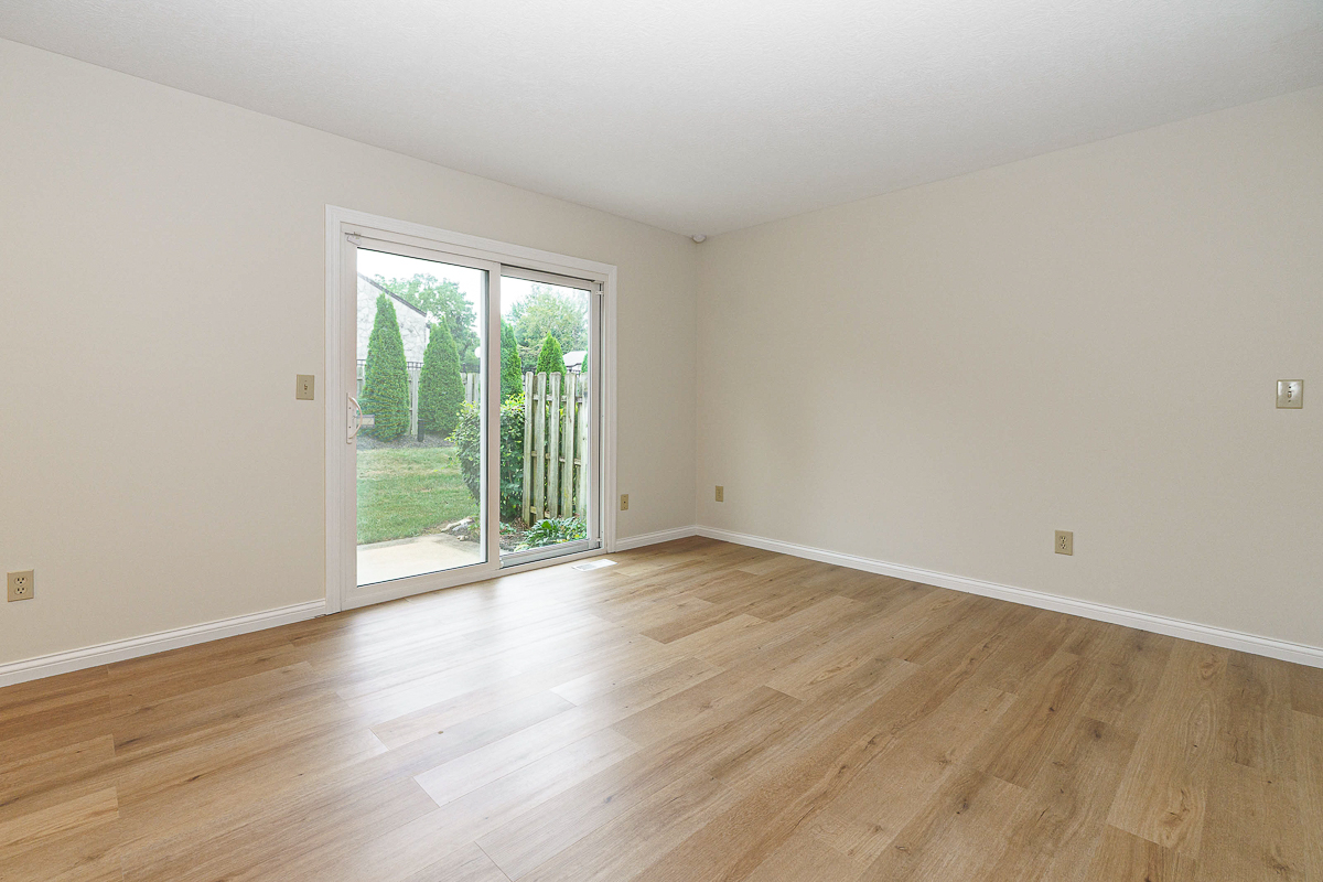 6644 Eastland Ct-27