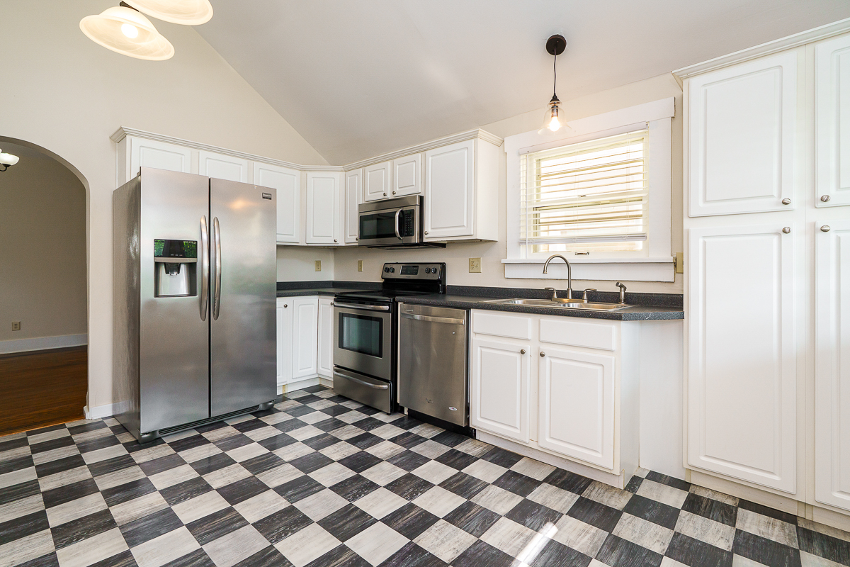 686 Hamlet St-22
