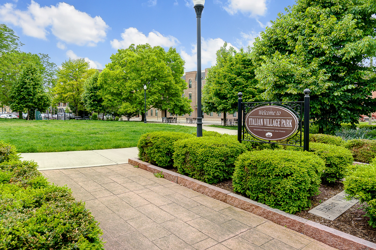 686 Hamlet St-38
