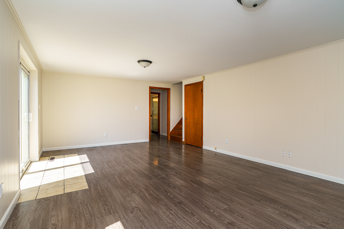 751 Latham Ct-11