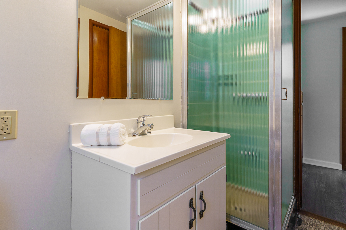 751 Latham Ct-13