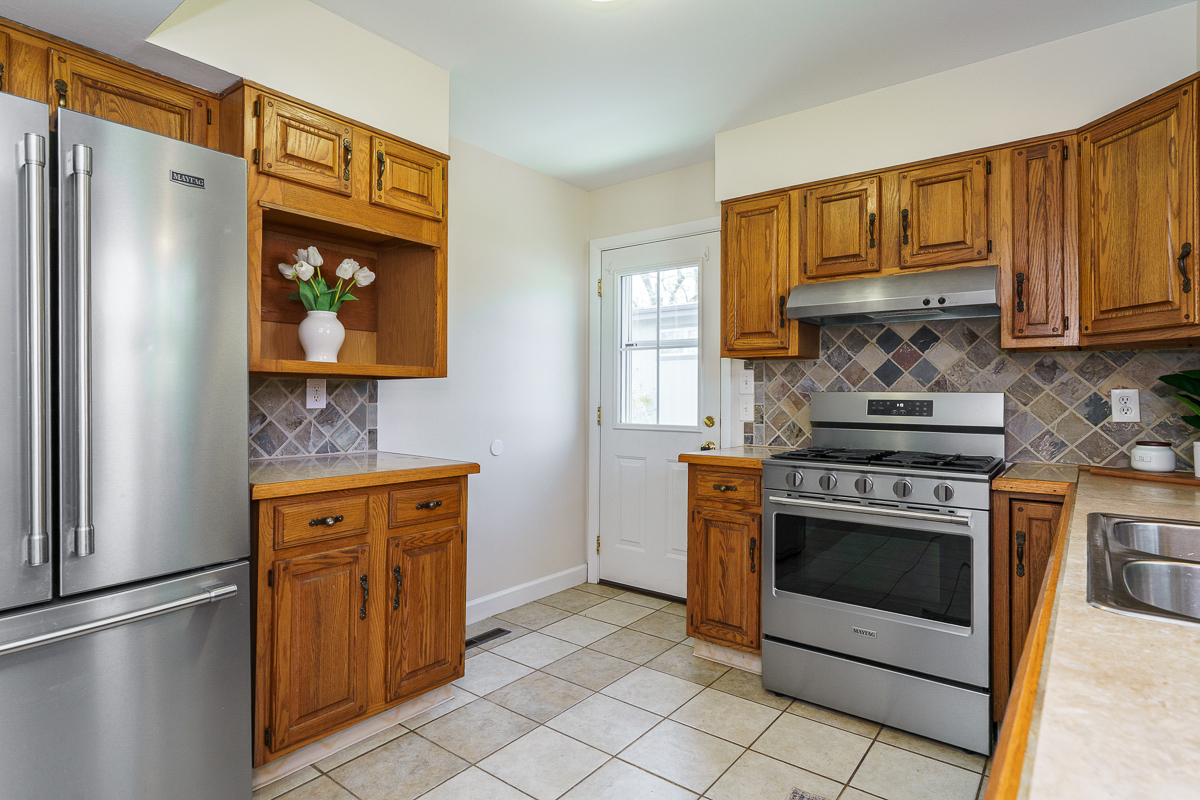 751 Latham Ct-23