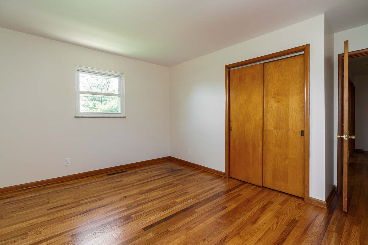 751 Latham Ct-26