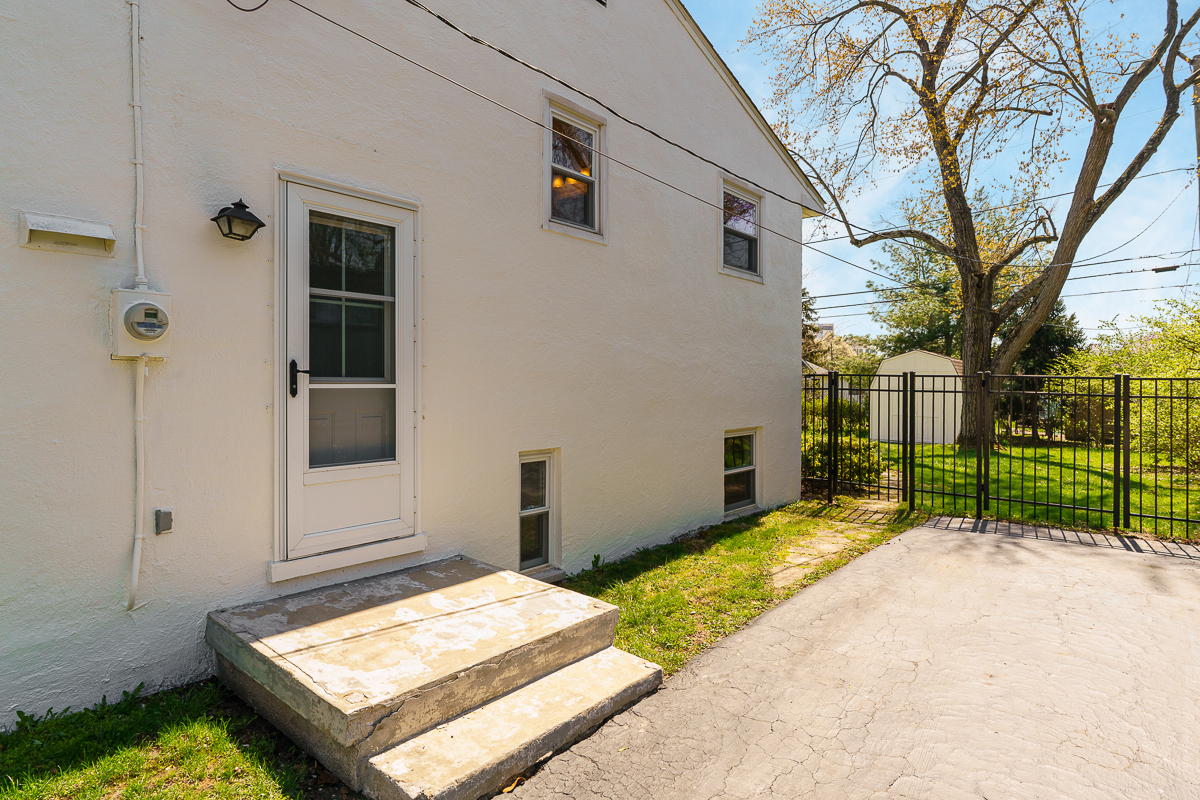 751 Latham Ct-3