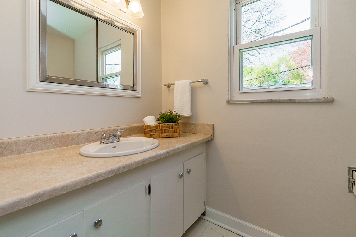 751 Latham Ct-31