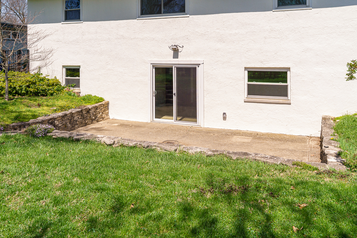 751 Latham Ct-6