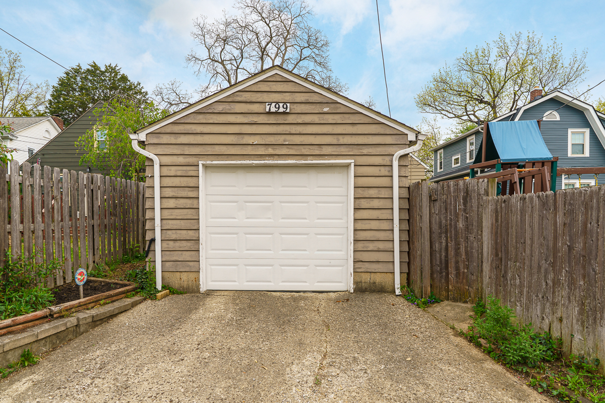 799 Montrose Ave-8