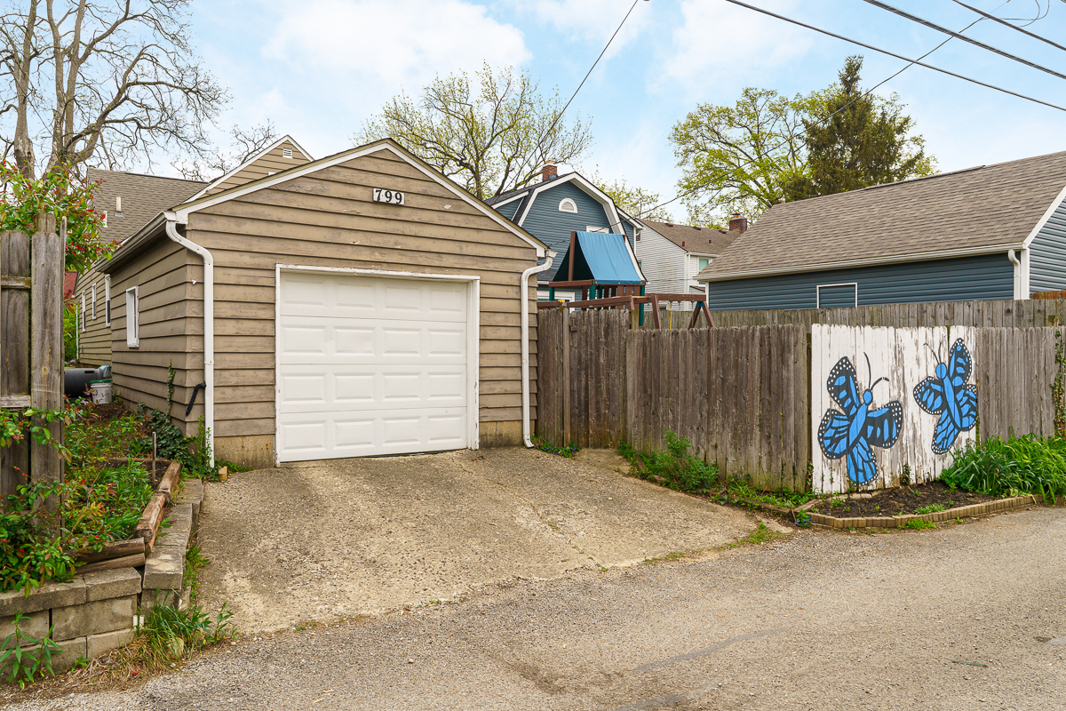 799 Montrose Ave-9