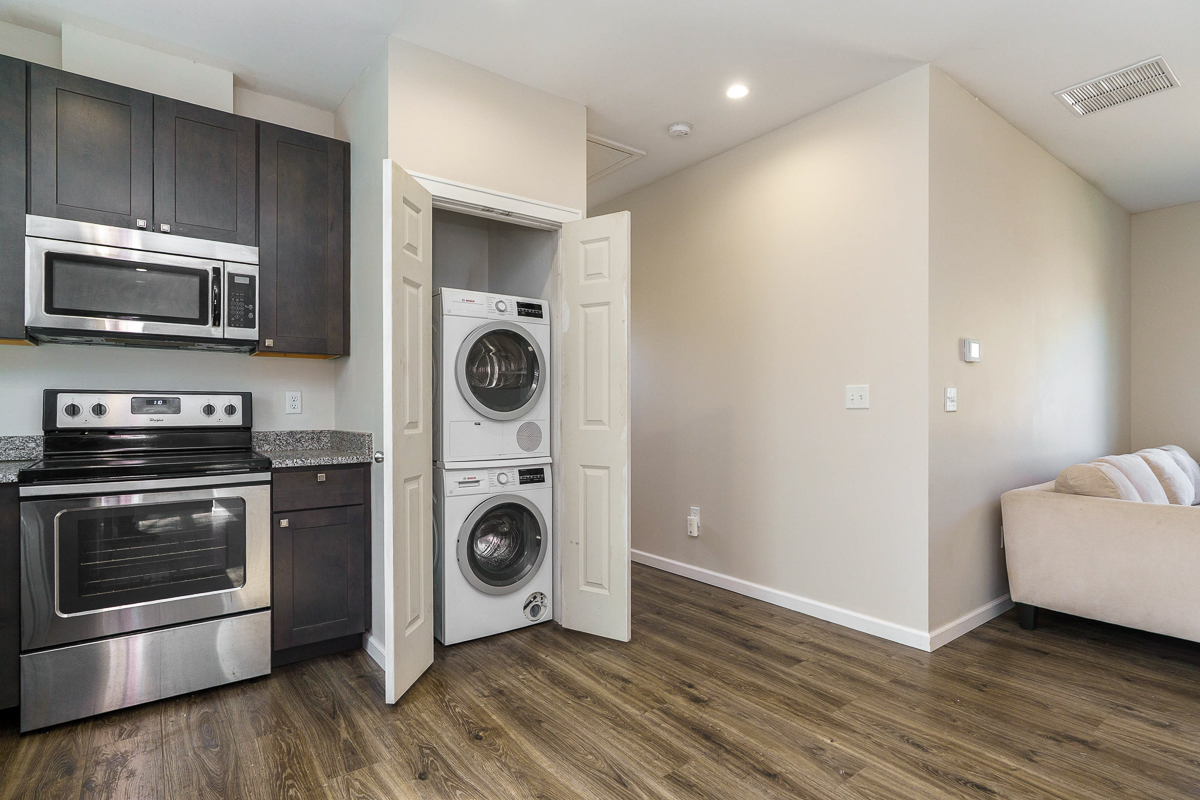 834 Hamlet St-15
