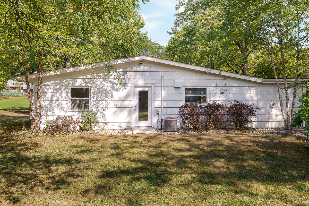 895 Caniff Rd-11
