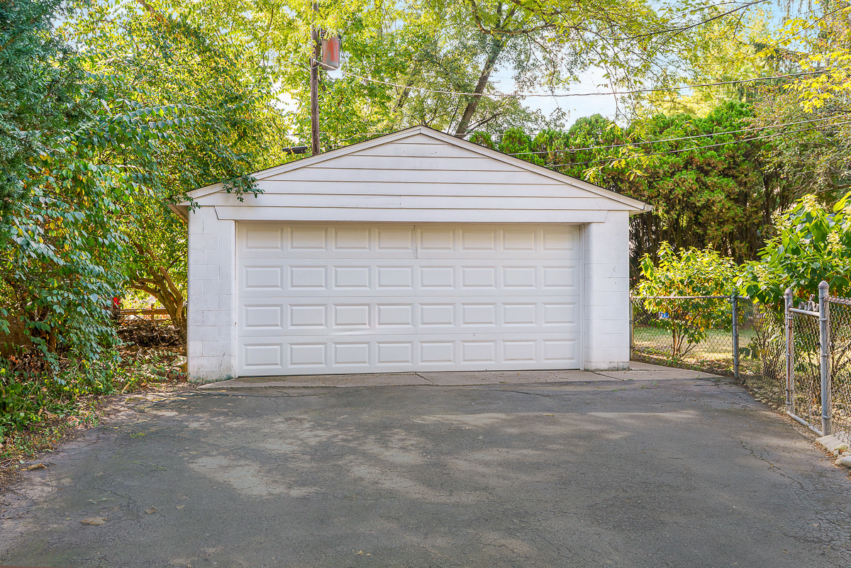 895 Caniff Rd-8