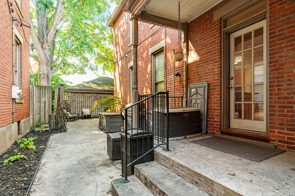 89 E lincoln St-13