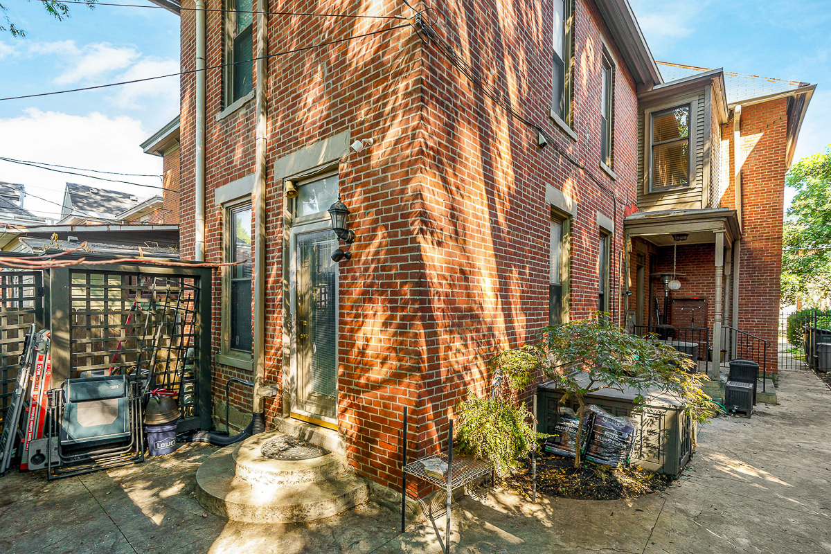 89 E lincoln St-17
