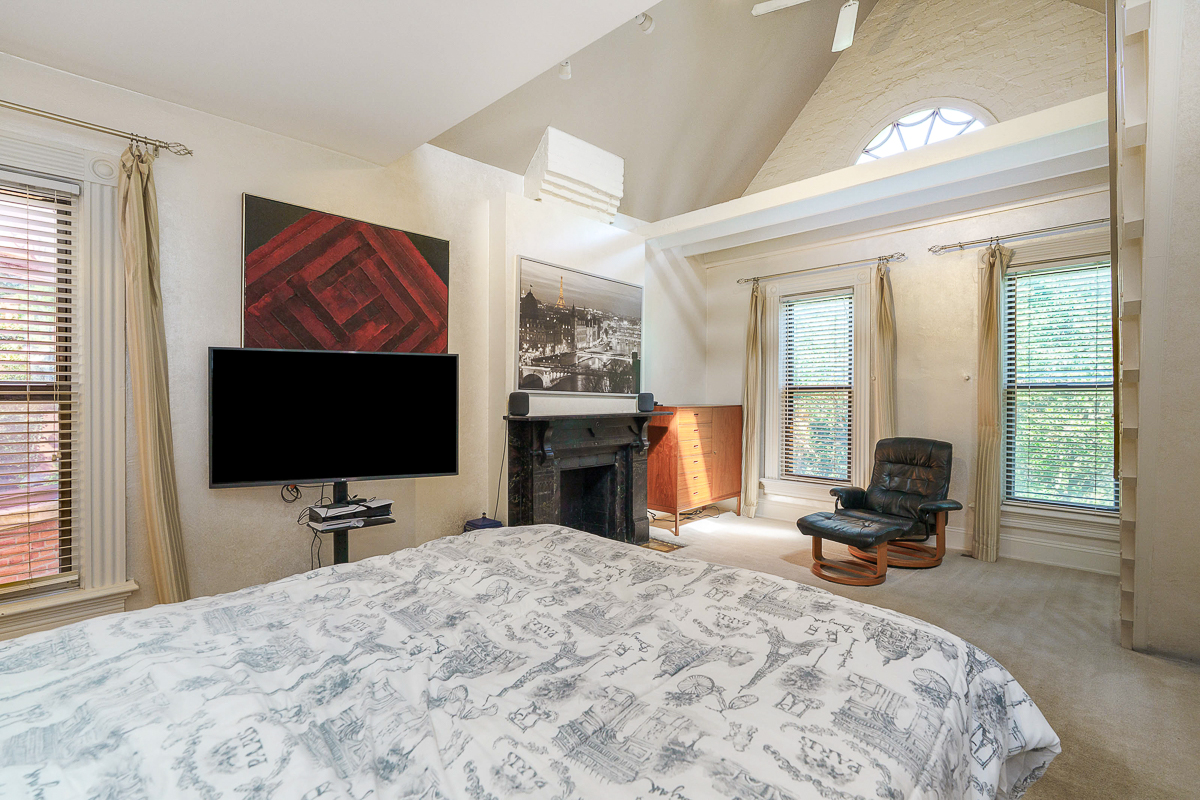 89 E lincoln St-36