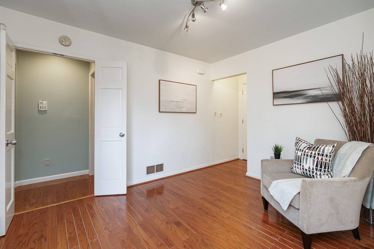 757 Mohawk St-12
