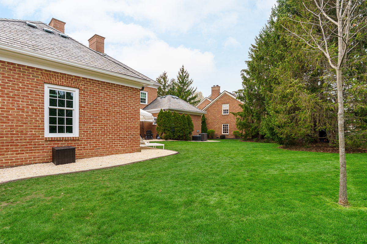 4945 Yantis Dr ext-18